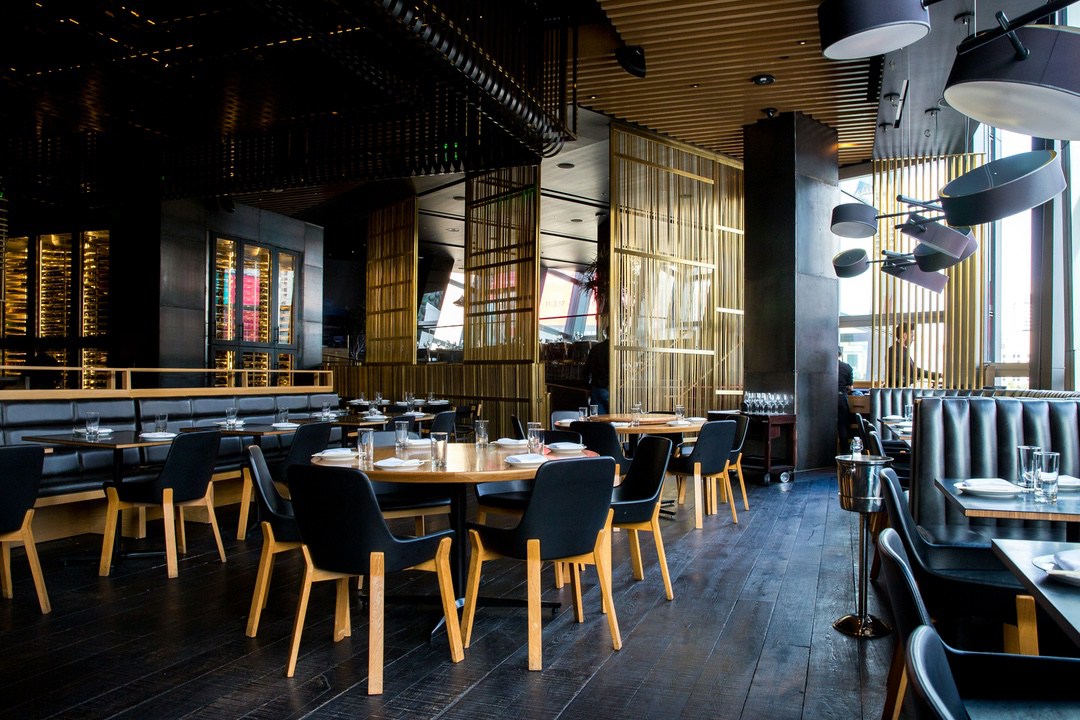 Goście zamawiają z telefonów przy restauracyjnym stoliku
